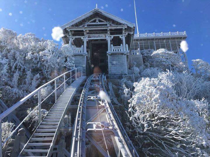 Tàu-leo-núi-Trúc-Mây-vào-một-ngày-tuyết-phủ-tháng-12